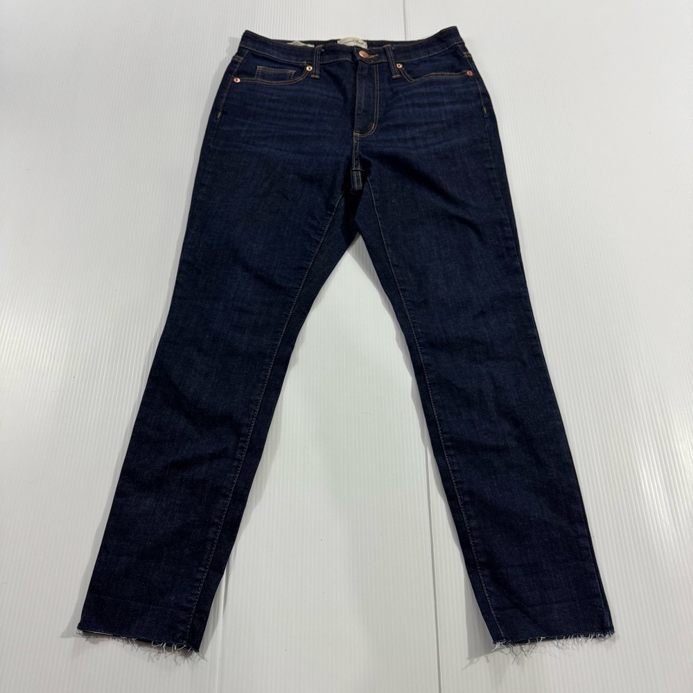568. Women’s Universal Thread Dark Blue Straight Leg Jeans (8/29s)